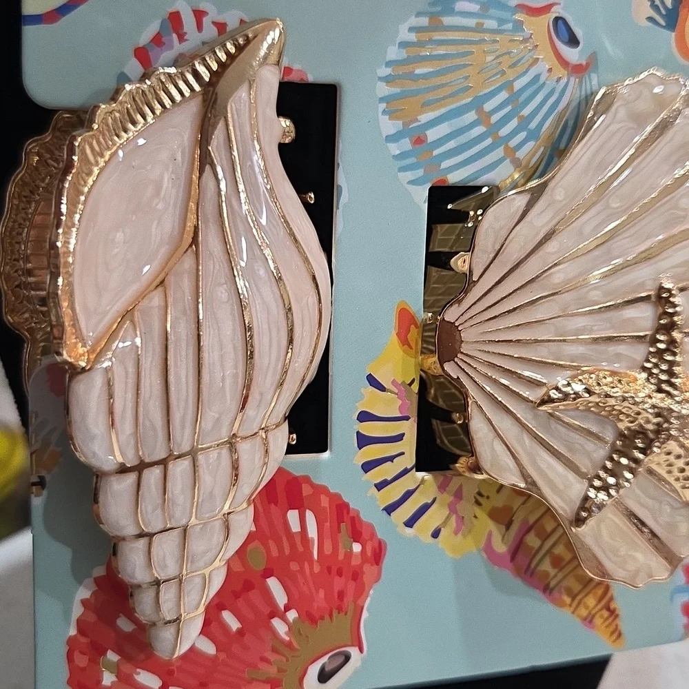 💛🔹Piperk 🔹️Beautiful Metal  Seashell Hair Clip Duo - White and Gold Set Of 2